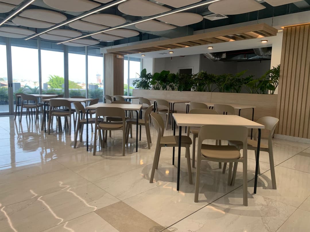 Oficinas en Venta y Locales Comerciales en Alquiler